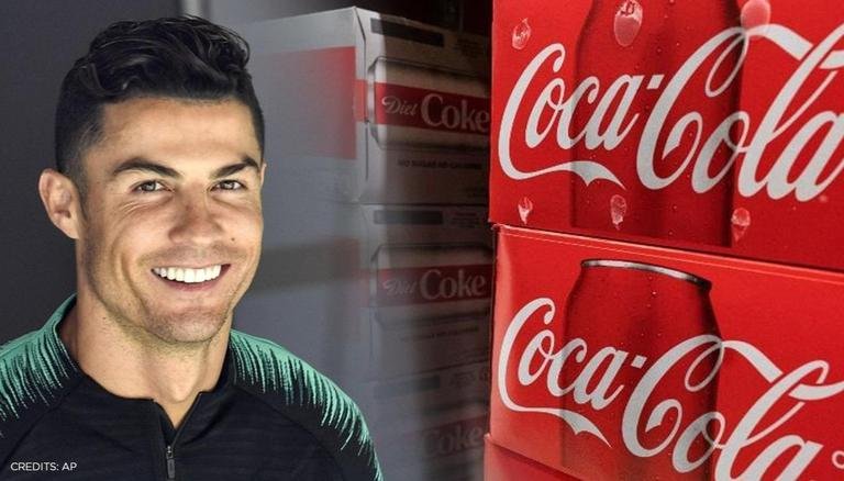 रोनाल्डो का ऐसा क्या किया जिससे कोका-कोला को लगी ₹293 अरब की चपत यूरो 2020 में पुर्तगाल के पहले गेम से पहले मीडिया से बात करते हुए पुर्तगाली फुटबॉलर क्रिस्टियानो रोनाल्डो द्वारा